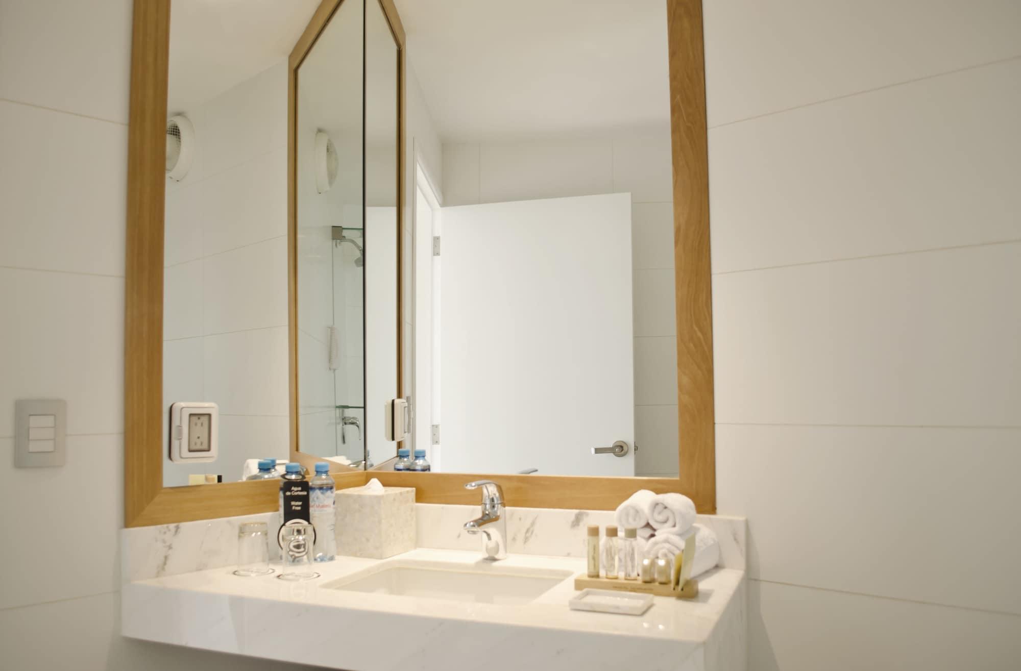 Ramada Encore By Wyndham Lima San Isidro Exterior photo